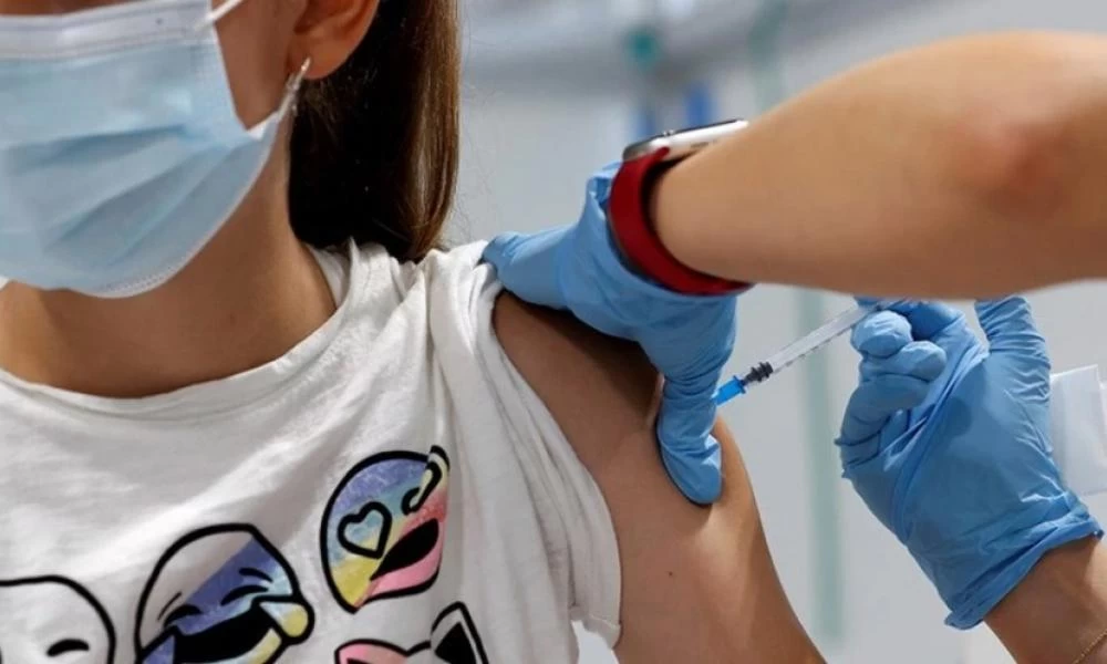 Ινδία: Ξεκινά τον Ιανουάριο ο εμβολιασμός των εφήβων 15 -18 ετών